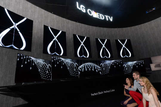 LG전자가 6일부터 4일간 미국 라스베이거스에서 열리는 세계최대 가전전시회 CES2015에서 하나의 예술품을 연상시키는 '아트슬림 디자인'의 올레드(OLED) TV를 선보인다. 모델이 LG 올레드TV 앞에서 포즈를 취하고 있다.  LG전자 제공